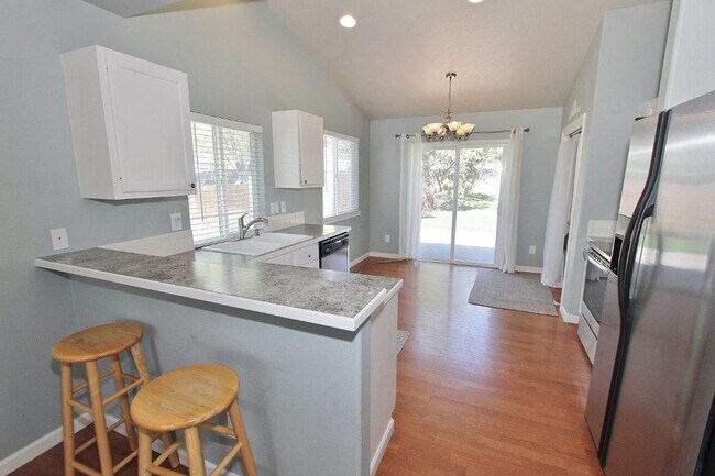 Building Photo - Clean Single-Level Home in Quiet Neighborhood