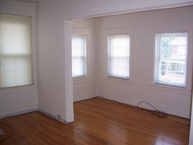 Building Photo - Fantastic and Bright Second Floor Duplex!