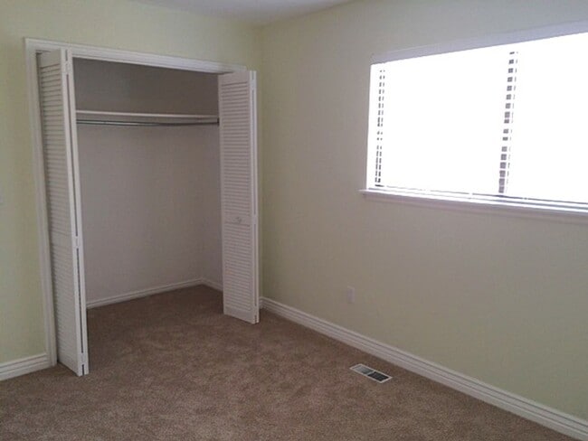 Building Photo - Great location on Cul-de-Sac