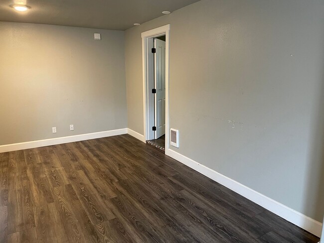 Building Photo - Recently renovated apartment in Lincoln City!