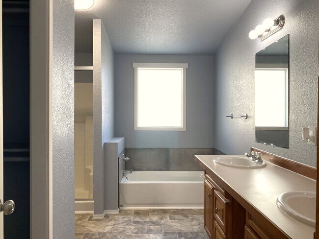 Building Photo - Freshly Updated in Dallesport