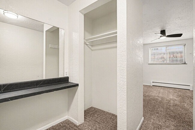 Building Photo - Charming 2-Bedroom Condo in a Prime Location - Cheesman Park!
