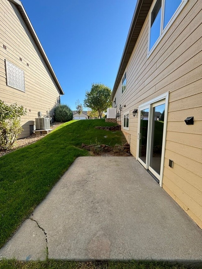 Building Photo - 3 BED | 3 BATH | TOWNHOME | DOUBLE GARAGE | WEST