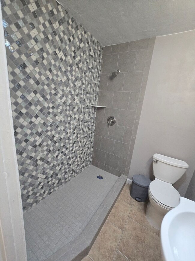 Building Photo - Spacious 3bd/1ba in a HUGE GATED Property!