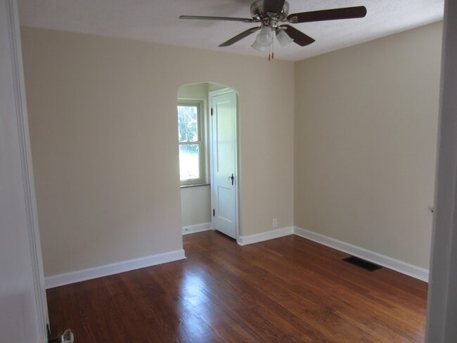 Building Photo - Updated 3 Bed 2 Bath Home