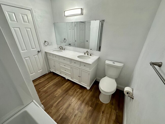 Building Photo - Fully Remodeled - 2/2 Townhome in Central ...