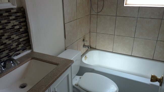 Building Photo - 3 bed 1 bath house. Available now.