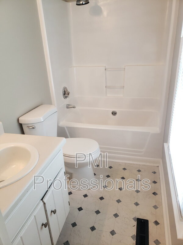 Building Photo - 218 Beechwood Cir