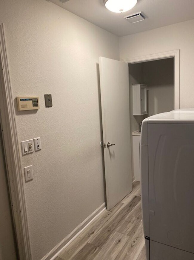 Building Photo - Beautiful Home w/ Pool