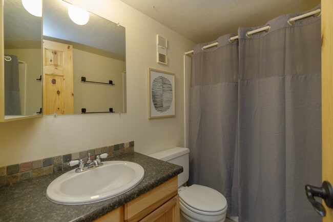 Building Photo - Buffalo Ridge Condos-All Utilities, Clubhouse, Wifi, Bus Route & Views