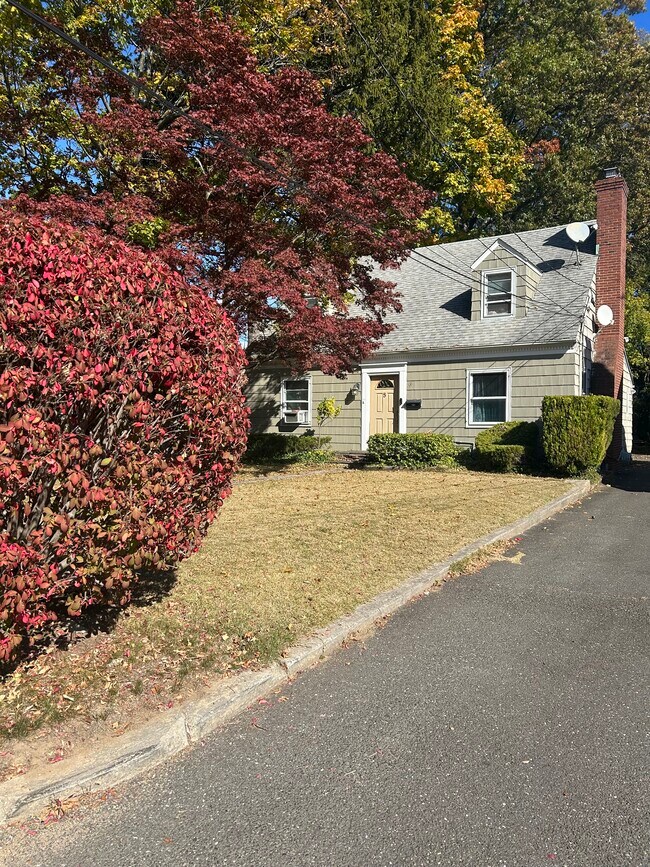 Building Photo - 5 Pearl St