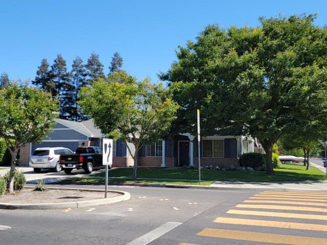 Building Photo - 692 W Springer Dr