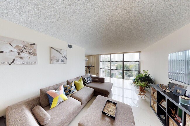 Building Photo - 1000 Parkview Dr