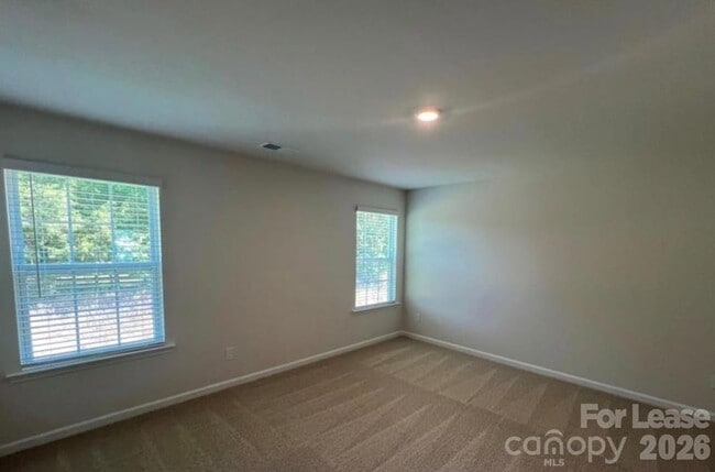 Building Photo - 1924 Vanderlyn St