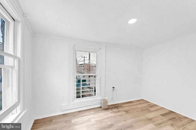 Building Photo - 28 W Airy St