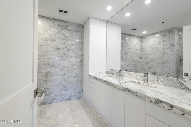 Building Photo - 7117 E Rancho Vista Dr