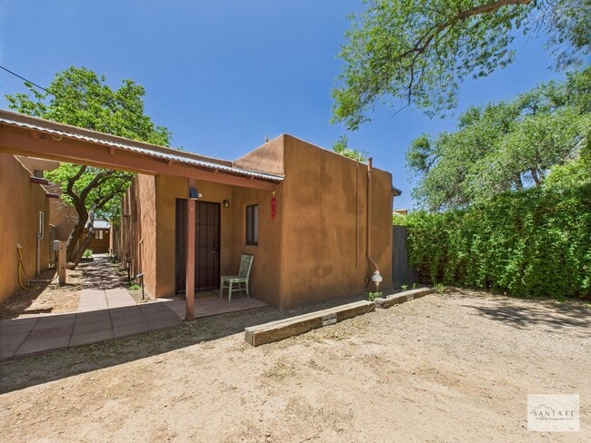 Building Photo - Fully Furnished 1 Bedroom Condo