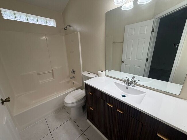 Building Photo - 3 Bedroom, 2 Bathroom East Orlando Home with Garage & Large Fenced Backyard!