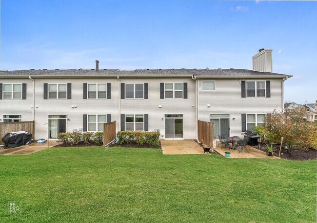 Building Photo - Two Story Two Bedroom Townhouse in Oswego