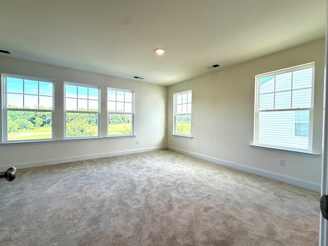 Building Photo - 3 Bedroom End unit Townhome Double Driveway - Lots of Natural Light