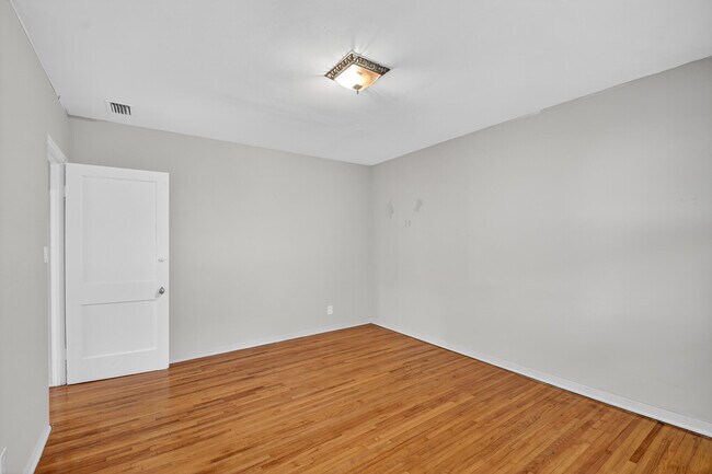 Building Photo - 2817 Poinsettia Ave