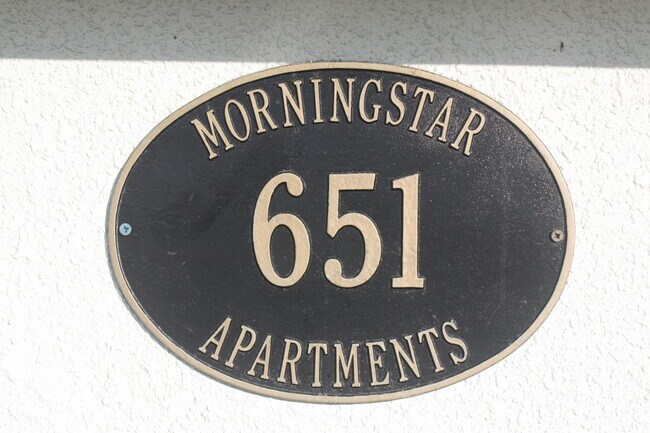 Building Photo - 651 Palm Dr