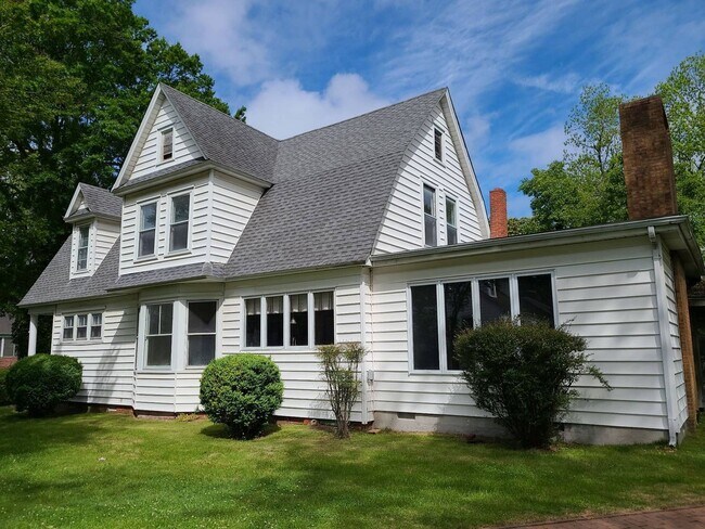 Building Photo - Incredible 5 Bedroom Home with Detached Garage in West Point!