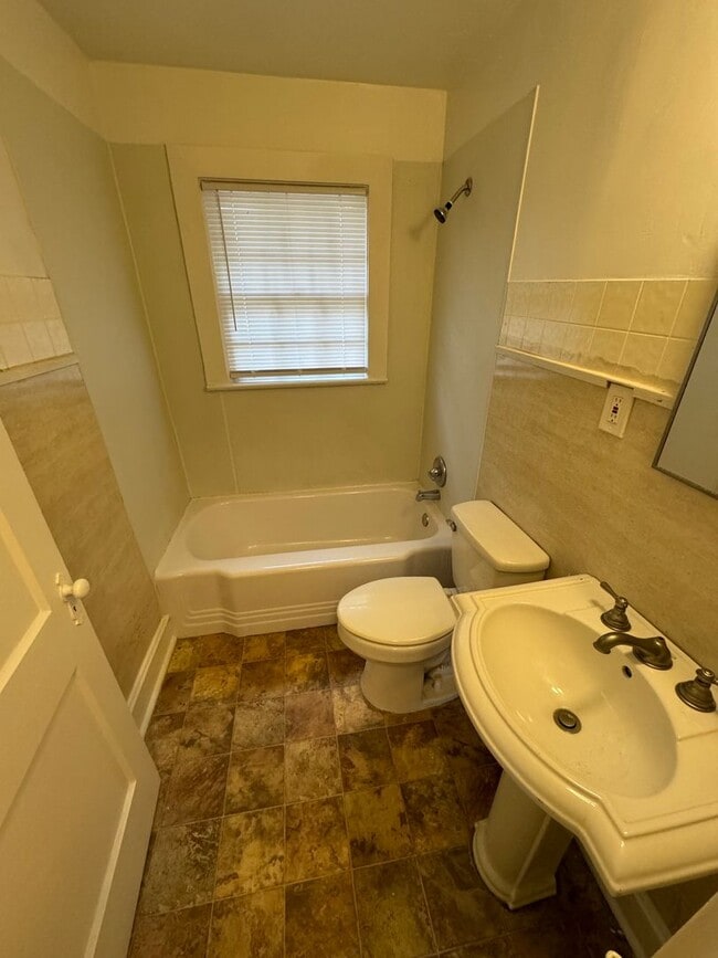 Building Photo - 2/1 House in North Rome- $850