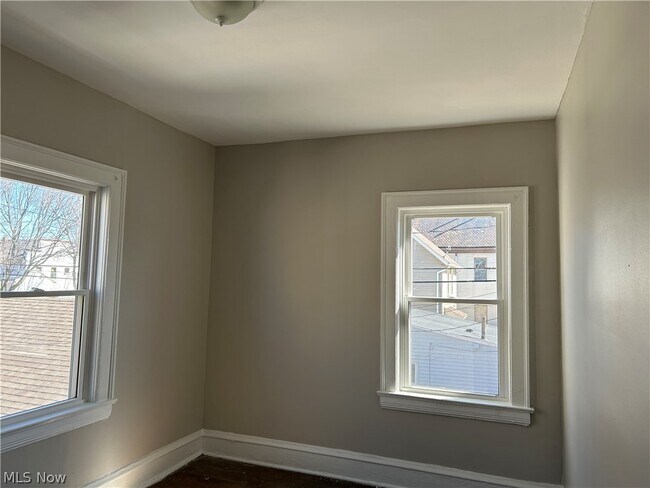 Building Photo - 1311 W 69th St