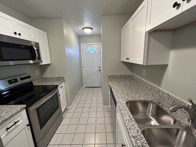 Building Photo - 2014 Hobbs Rd SE