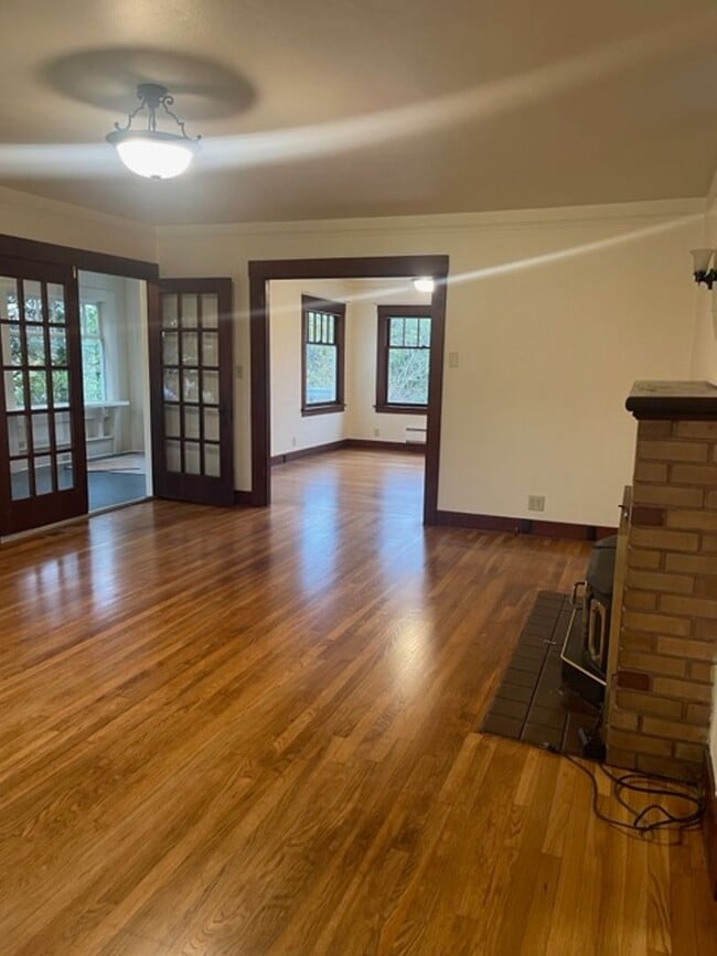 Building Photo - Spacious Craftsman Home