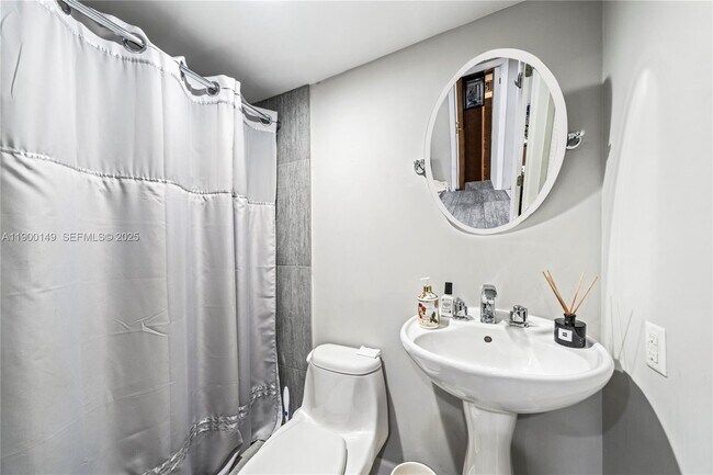 Building Photo - 5820 Palm Tree Rd