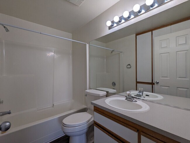 Building Photo - Nice 1bdrm/1bath Apartment Off Bailey Hill...