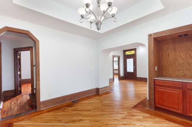 Building Photo - Spacious 6bd/3ba in Grant Park w/ Large Fenced in Backyard & Steps From the Park!
