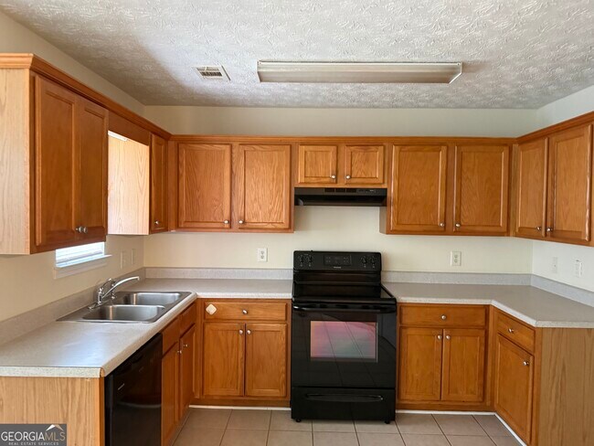 Building Photo - 140 Trinity Dr