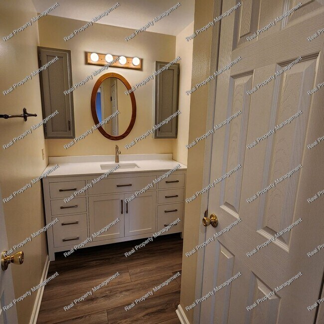 Building Photo - Updated 2 bedroom Condo