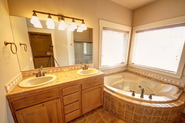 Building Photo - MOVE IN SPECIAL: FREE FIRST MONTH'S RENT!!...