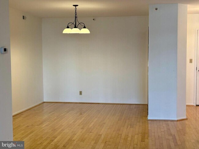 Building Photo - 1600 N Oak St