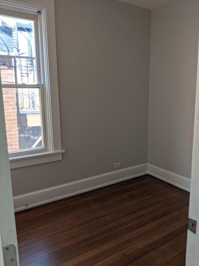 Building Photo - 2652 N Marshfield Ave
