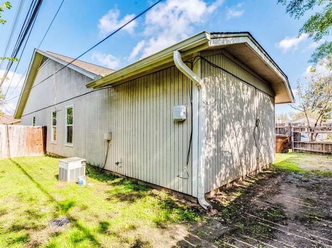 Building Photo - 1110 Hyridge St