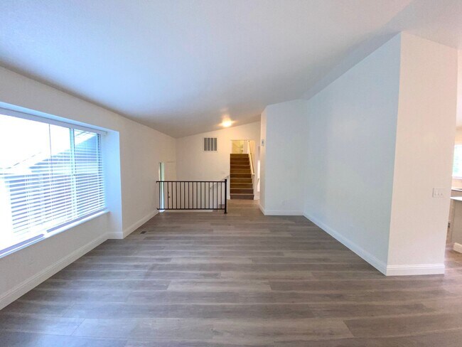 Building Photo - Modern 4 Bedroom, 3 Bath House - Near Died...