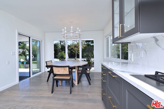 Building Photo - 4678 White Oak Ave