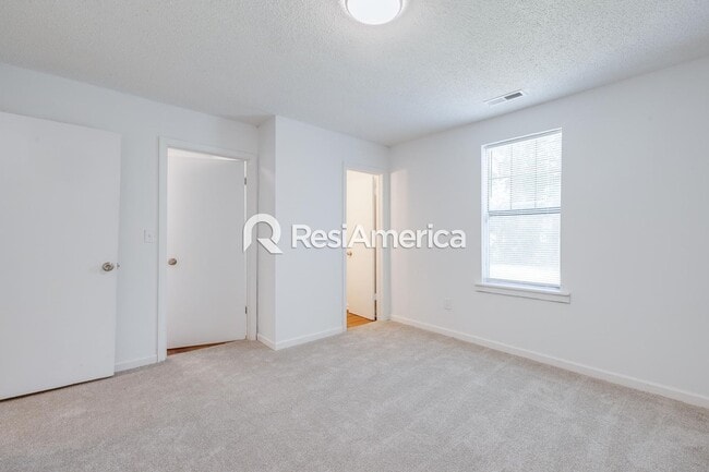 Building Photo - Charming 3-Bedroom 2 bath available now