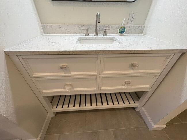 Building Photo - Freshly Remodeled 2 Bedroom Home