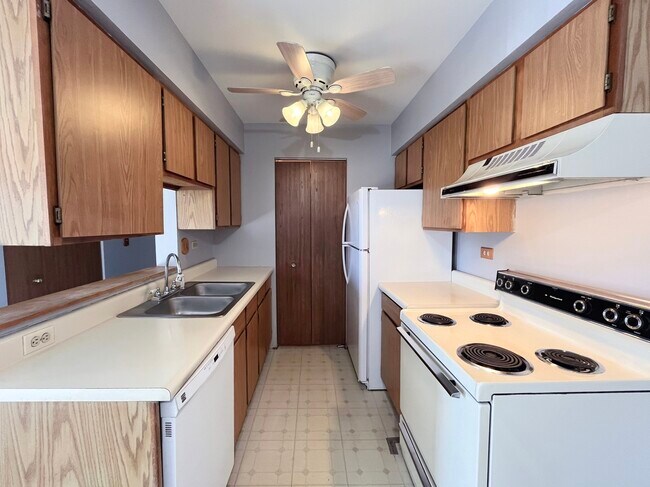 Building Photo - 615 S Virginia Rd