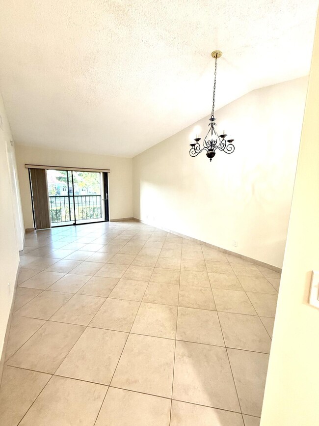 Building Photo - 6649 Somerset Dr