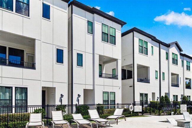 Building Photo - 2812 Grand Fountains Dr