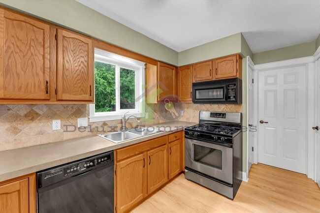 Building Photo - Beautiful Spacious 4 Bedroom Kentwood Home