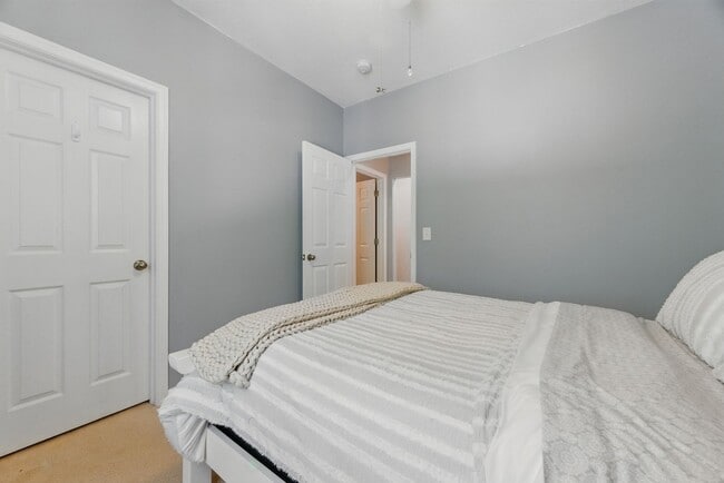 Building Photo - 985 Hollymeade Cir