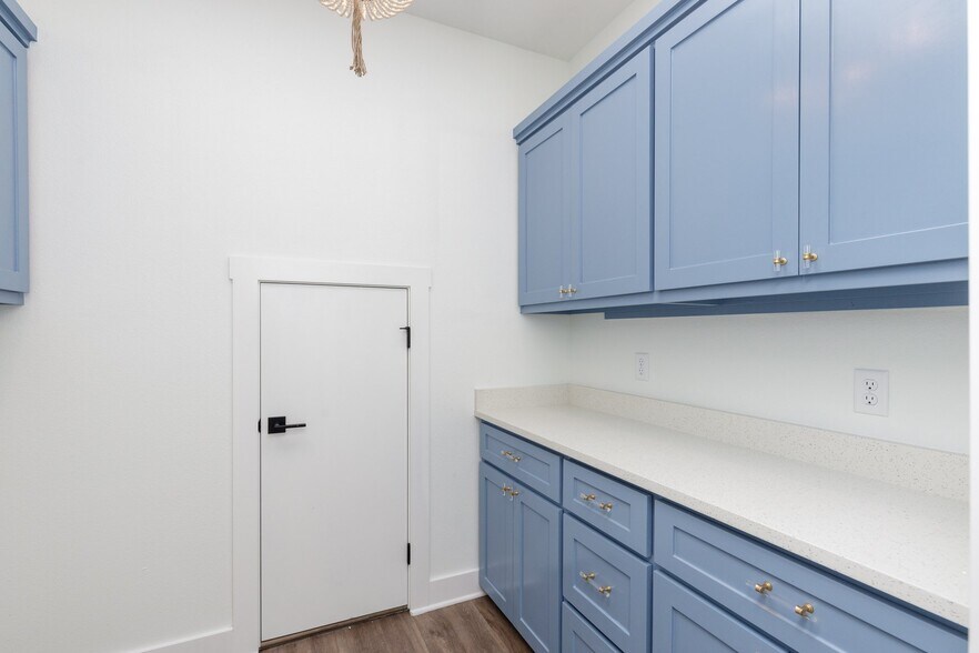 Building Photo - 15302 E Chesapeake